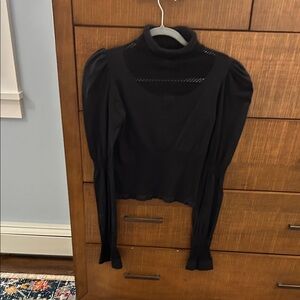 DKNY JEANS Black Puff Sleeve Top. Size M/L.
Material is 95% Nylon, 5% Spandex.